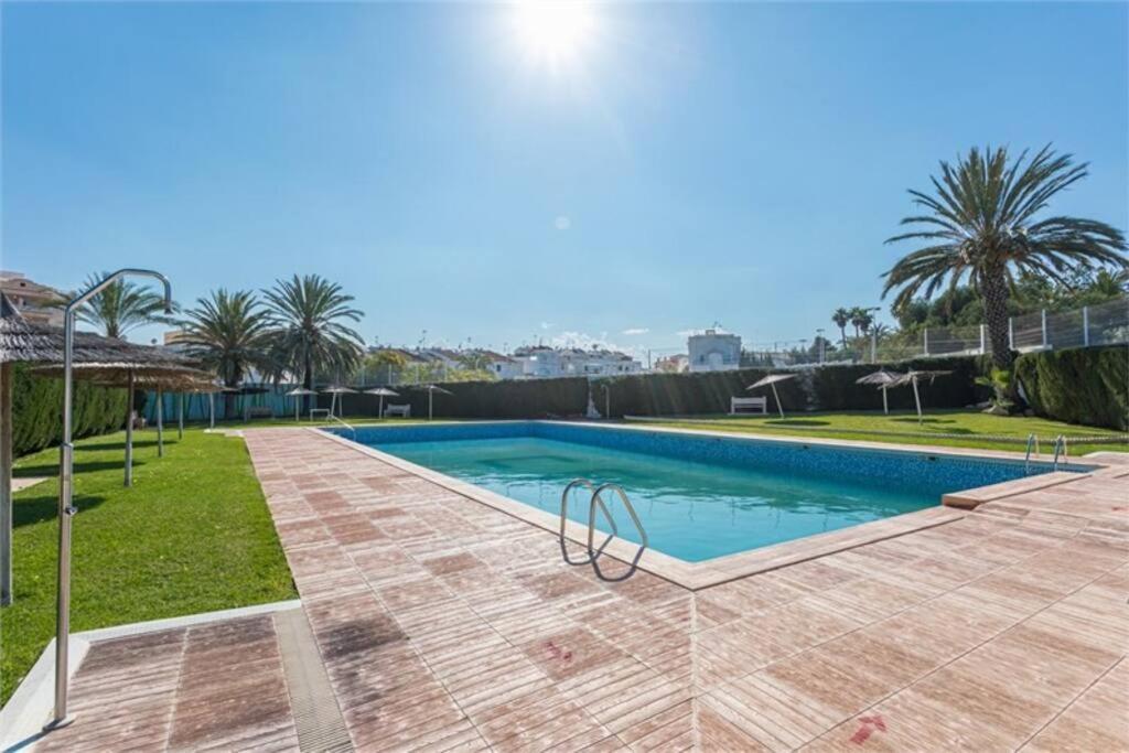 Beautiful Apartment With 2 Bedrooms Close To Beach Torrevieja Eksteriør billede